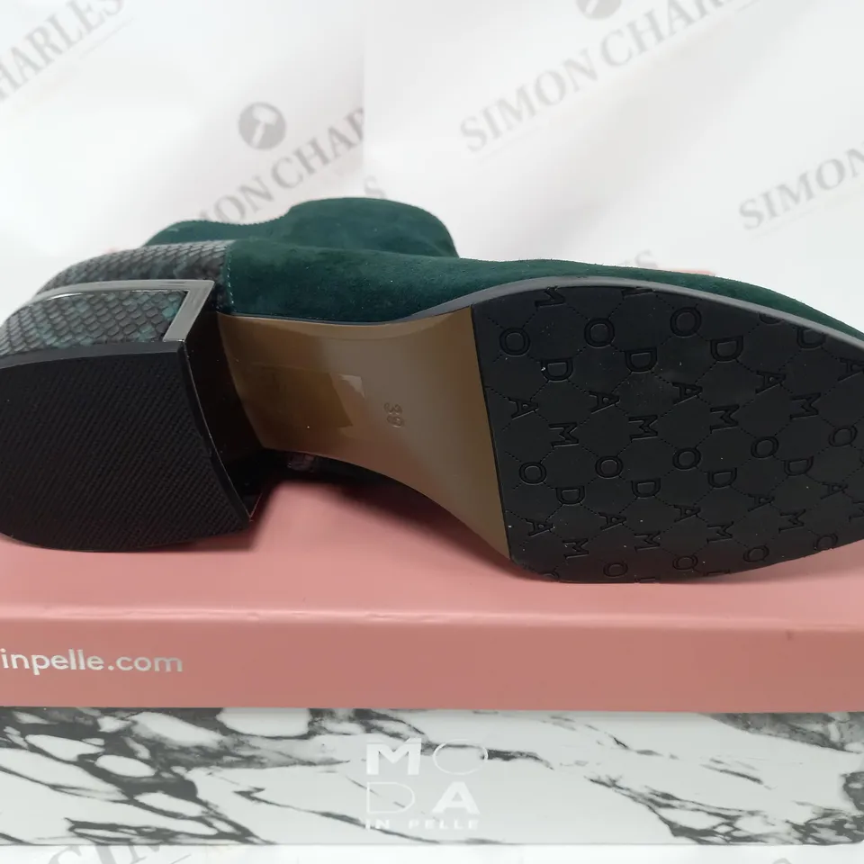 BOXED PAIR OF MODA IN PELLE LILITH ANKLE BOOTS FOREST GREEN SUEDE SIZE 6