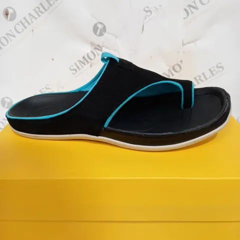 BOXED STRIVE BLACK BLUESTRIPE SANDALS SIZE 7
