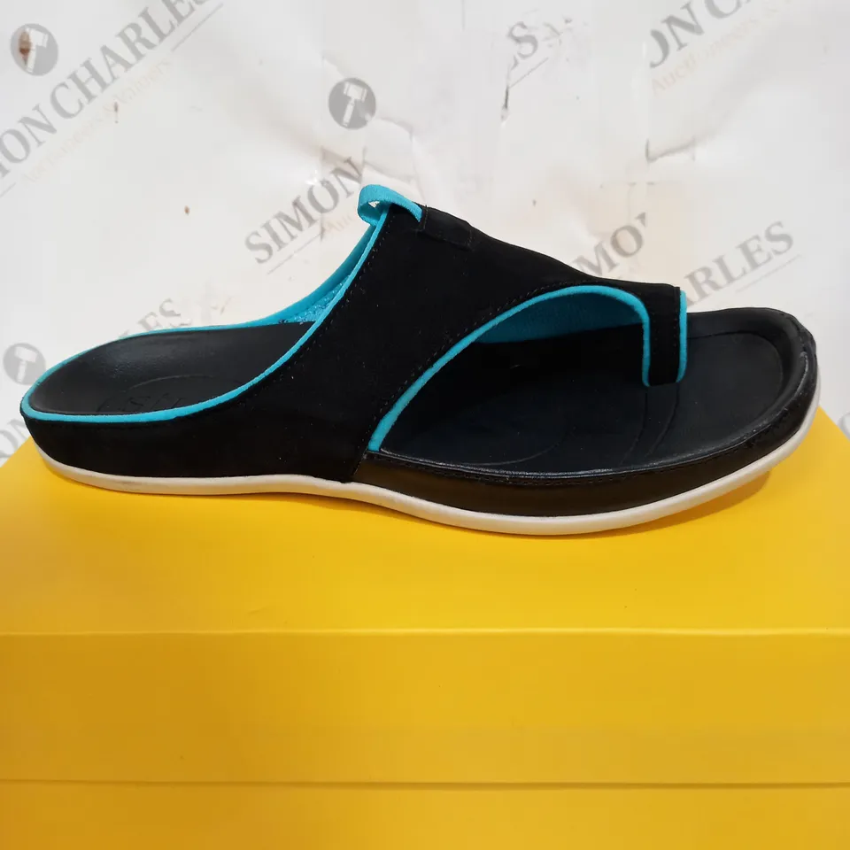 BOXED STRIVE BLACK BLUESTRIPE SANDALS SIZE 7