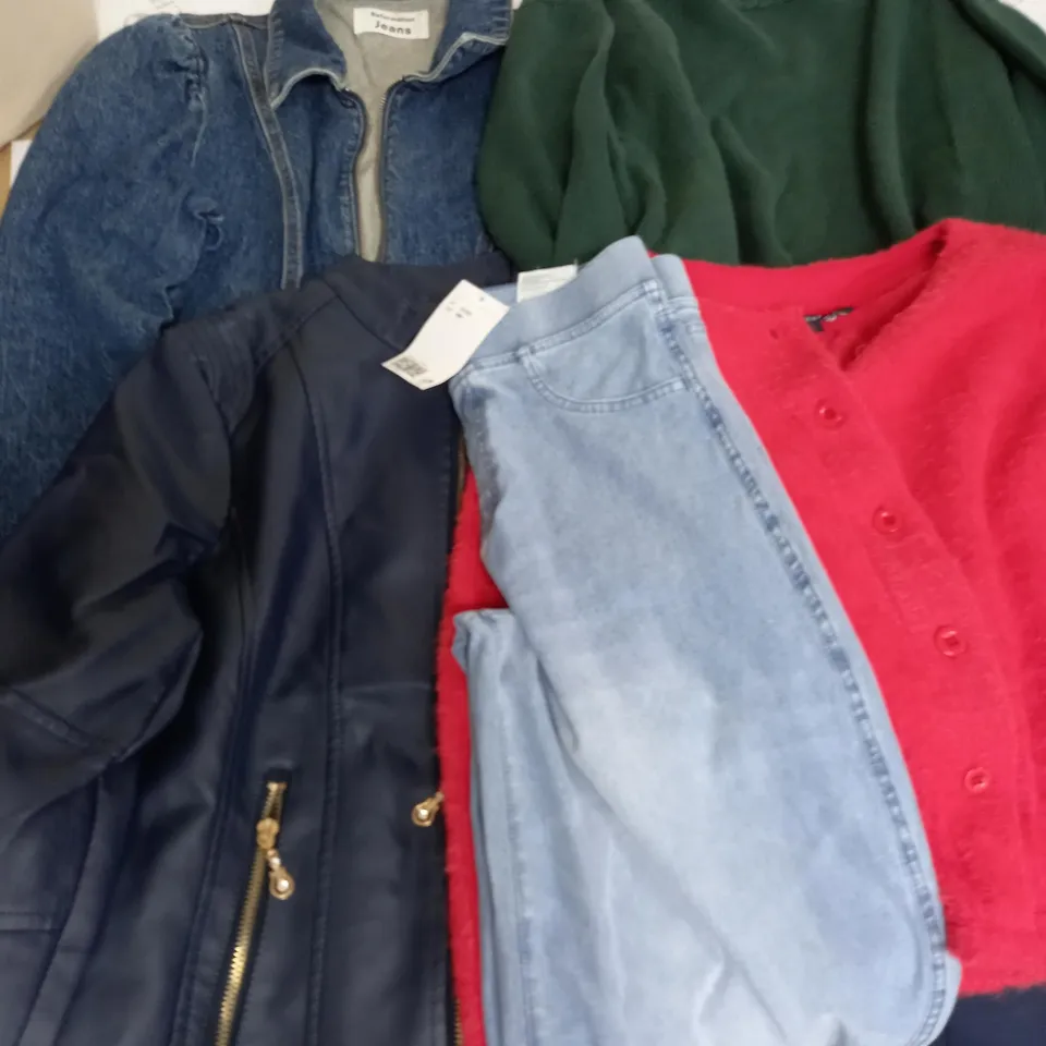 LARGE QUANTITY OF ASSORTED CLOTHING ITEMS TO INCLUDE BRANDY MELVILLE AND ASOS