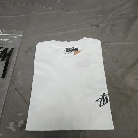 STÜSSY WHITE T-SHIRT WITH BLACK SIGNATURE LOGO – SIZE S (UK)