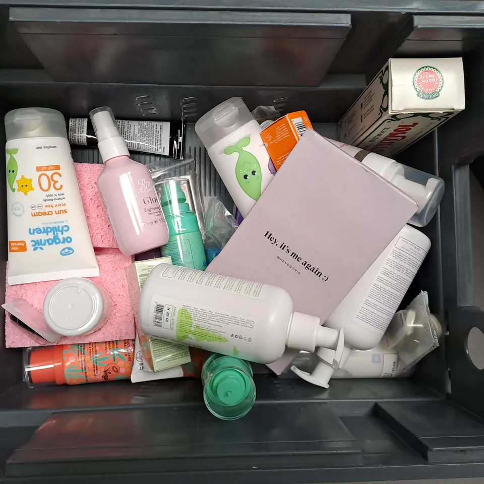 APPROXIMATELY 20 ASSORTED COSMETIC PRODUCTS TO INCLUDE REGAINE FOR WOMEN, NO7 EYESHADOW PALETTE AND ESPA BODY WASH