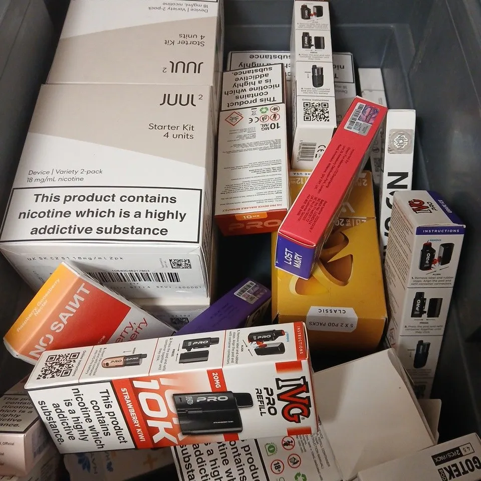 APPROXIMATELY 25 ASSORTED E-CIGARETTE & VAPING ITEMS IN VARIOUS BRANDS TO INCLUDE INNOKIN, JUUL, OXVA ETC 