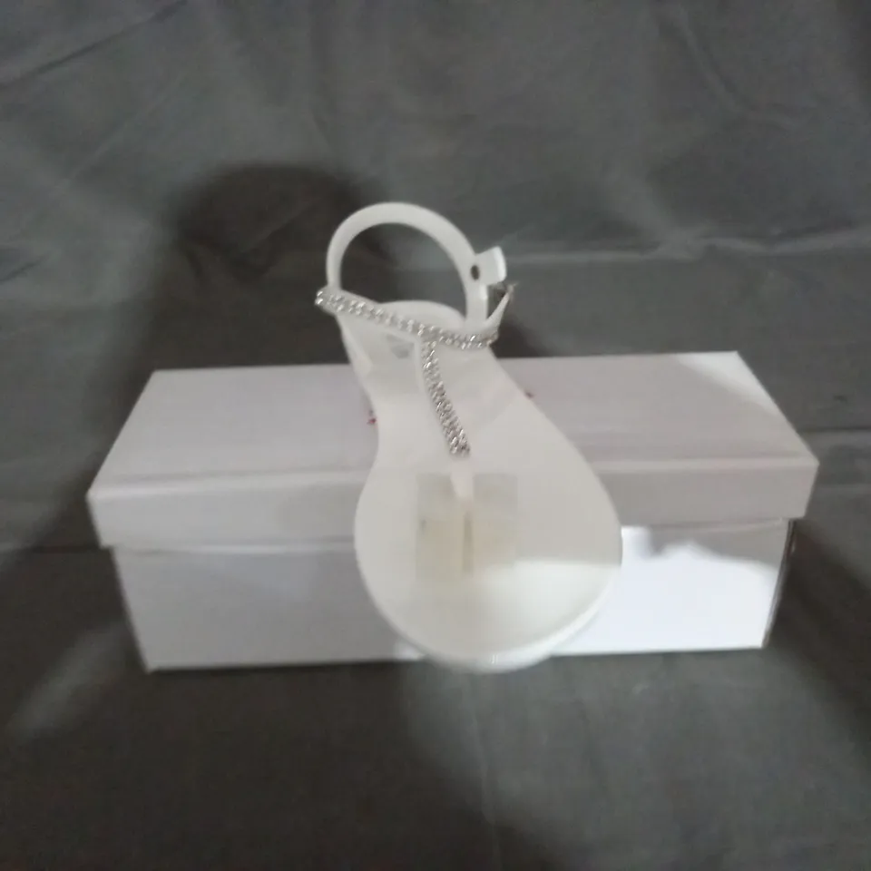 APPROXIMATELY 9 BOXED PAIRS OF HOT LIPS WHITE FLAT SANDALS IN VARIOUS SIZES TO INCLUDE SIZE 5  