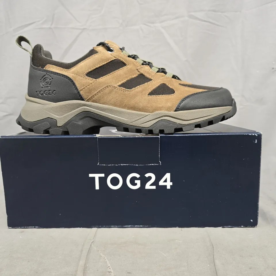 BOXED PAIR OF TOG 24 MESA WALKING LOW SHOES IN OLIVE SIZE UK 9