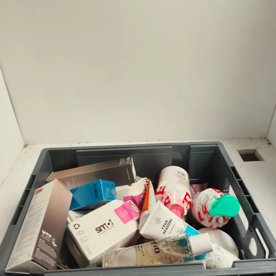 APPROXIMATELY 25 ASSORTED BEAUTY PRODUCTS INCLUDING VEE FOUNDATION, ISSA & DOSE MAKEUP PRIMER AND ZIKEL SWEAT BLOCK