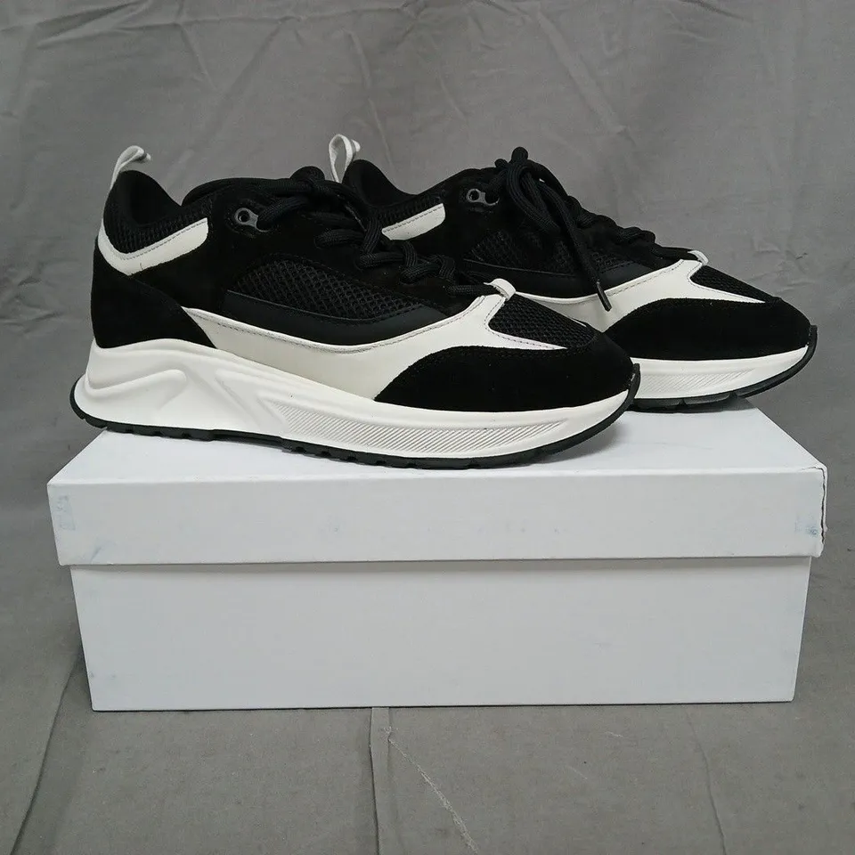 BOXED PAIR OF CLEENS ESSENTIAL RUNNER TRAINERS IN VIPER BLACK/WHITE SIZE UK 9