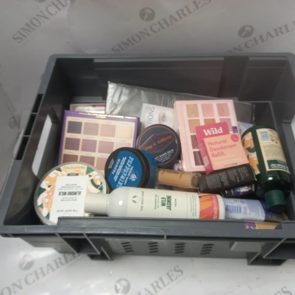 BOX OF APPROXIMATELY 30 COSMETICS PRODUCTS TO INCLUDE BODY SHOP, TARTE, WILD, ETC