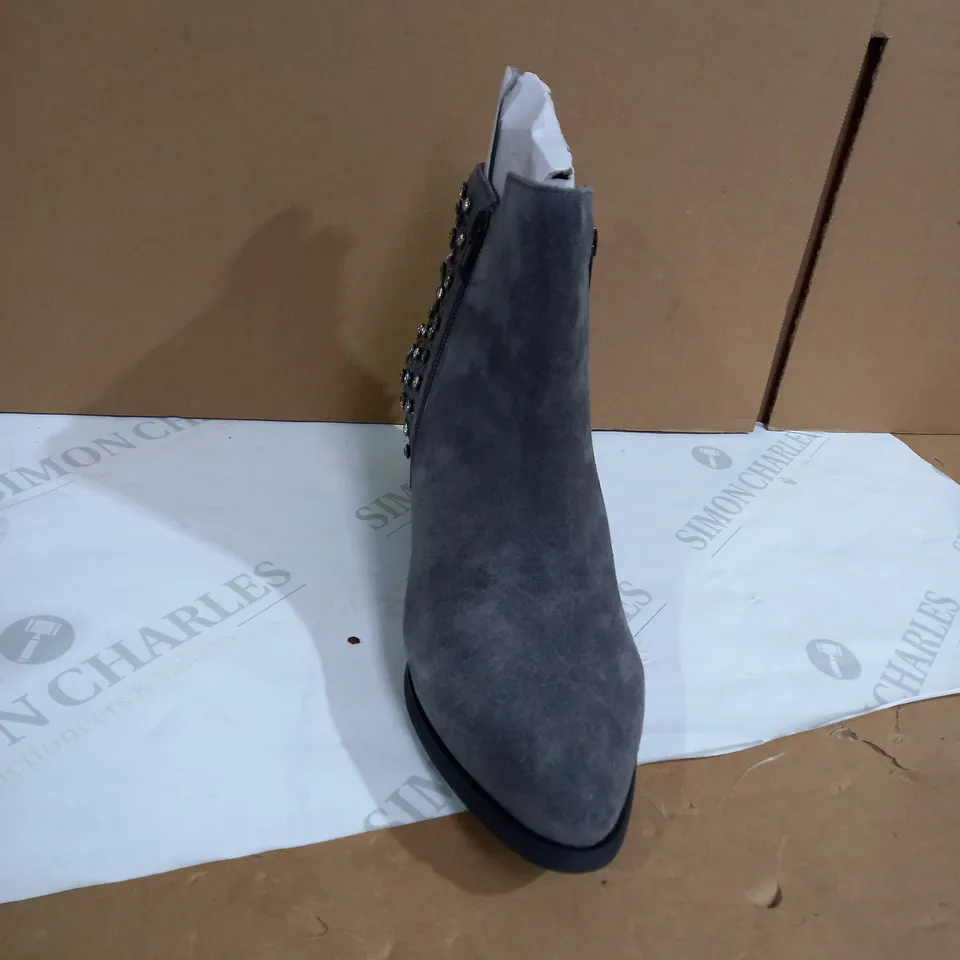 MODA GREY CHELSEA BOOTS SIZE 6