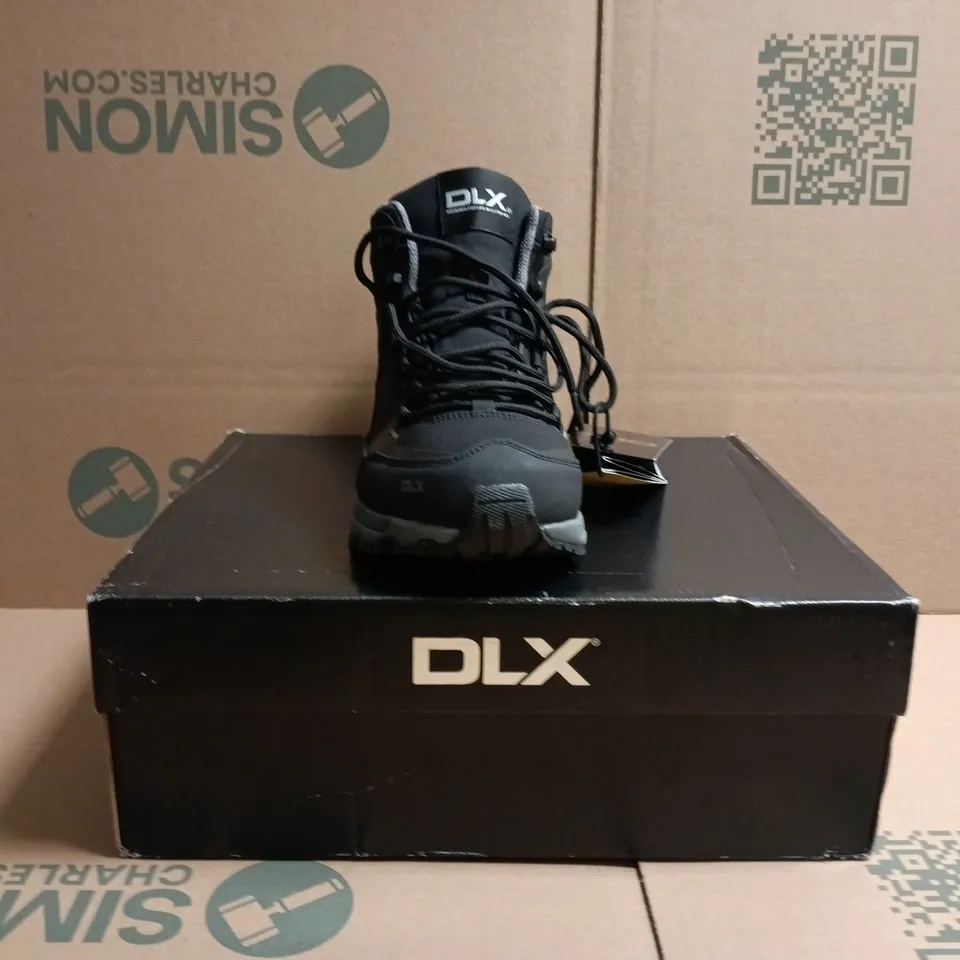 BOXED PAIR OF DLX RENTON SHOES IN BLACK SIZE UK 8