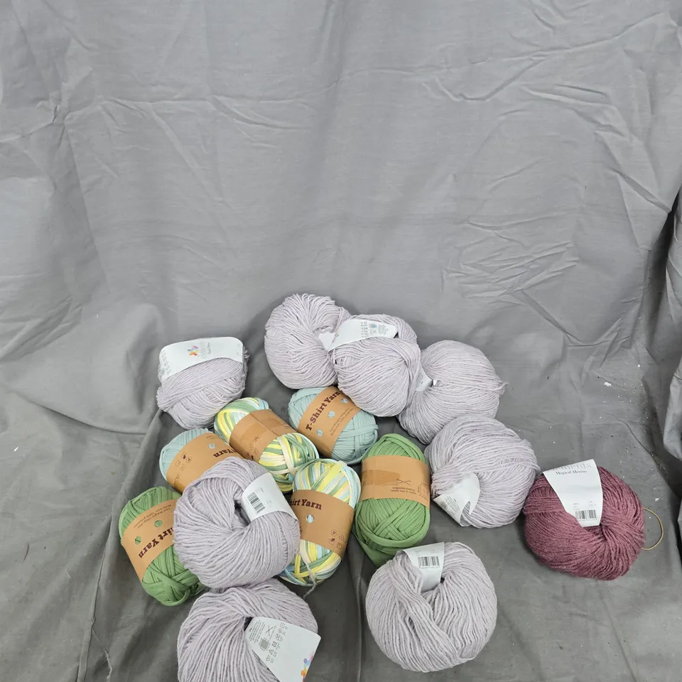 APPROXIMATELY 12 BALLS OF YARN (ASSORTED COLOURS)