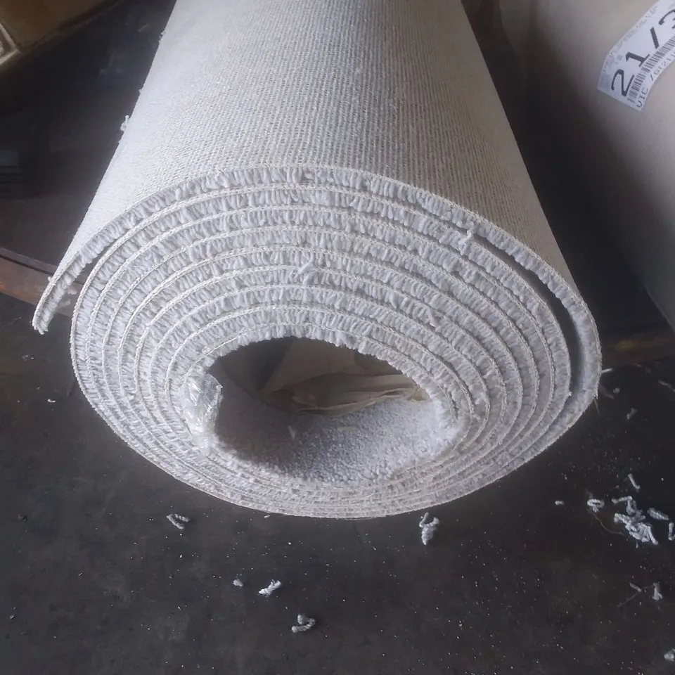 ROLL OF QUALITY TUDOR TWIST CLASSIC SILVER CARPET APPROXIMATELY 5X20M