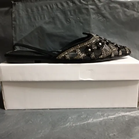 BOXED PAIR OF UNBRANDED POINTED TOE SLINGBACK SHOES IN BLACK W. JEWEL DETAIL SIZE EU 40