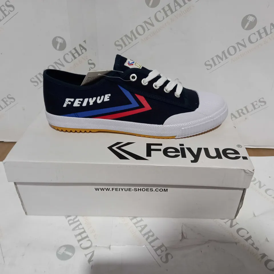 BOXED FEIYUE LOW CANVAS SHOE - BLUE, WHITE, RED - SIZE 9