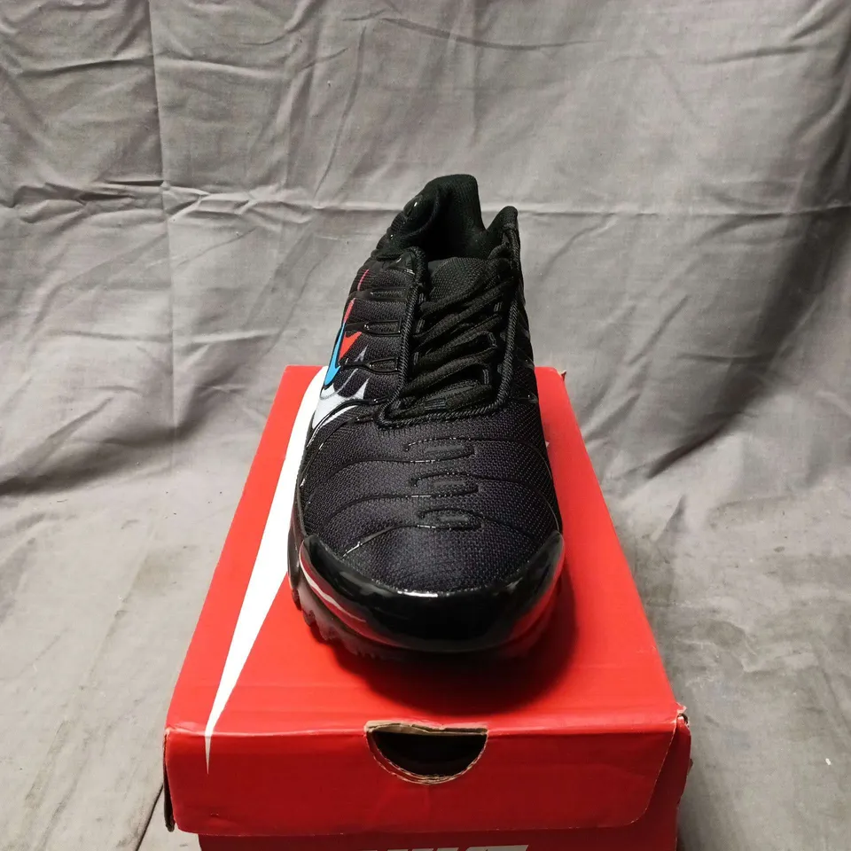 BOXED PAIR OF NIKE AIR MAX PLUS BLACK/WHITE/GREY UK 10 (US 11)