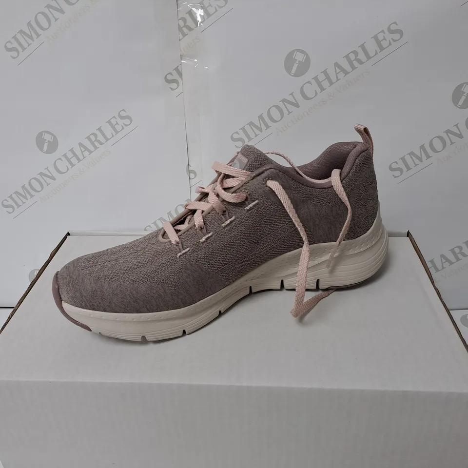 BOXED PAIR OF WOMEN'S SKETCHERS ARCH FIT COMFY TRAINERS // SIZE: 4