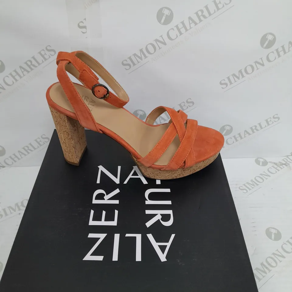 BOXED PAIR OF ALIZER NATURE SIZE 6 HEELS IN ORANGE 