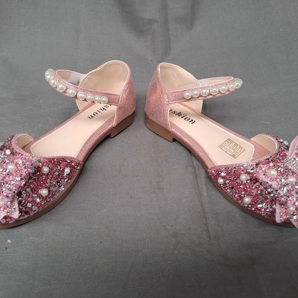 BOXED PAIR OF DESIGNER CLOSED TOE FLAT SHOES IN PINK W. SEQUIN, PEARL, AND BOW DETAIL EU SIZE 32