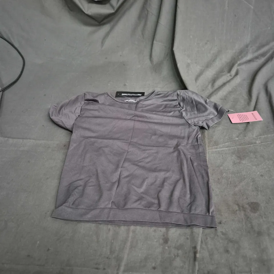 PRETTYLITTLETHING CHARCOAL STRETCH SEAMLESS SHORT SLEEVE LONGLINE TOP – XS