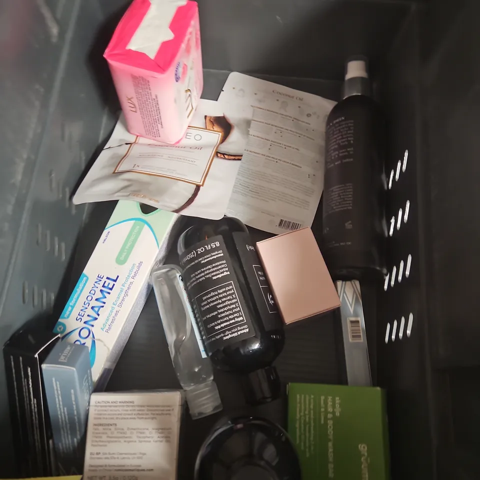 APPROXIMATEY 20 ASSORTED HEALTH AND BEAUTY PRODUCTS TO INCLUDE - L'OREAL ELVIVE GLYCOLIC GLOSS SHAMPOO & CONDITIONER - PANTENE SHAMPOO - PRIMESKIN COLOUR CHANGING FOUNDATION - ETC