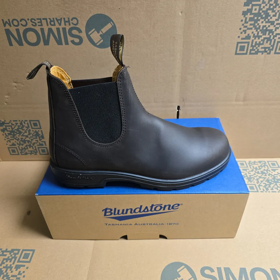 BOXED PAIR OF BLUNDSTONE LASTIC SIDED BOOTS IN BROWN - UK 10