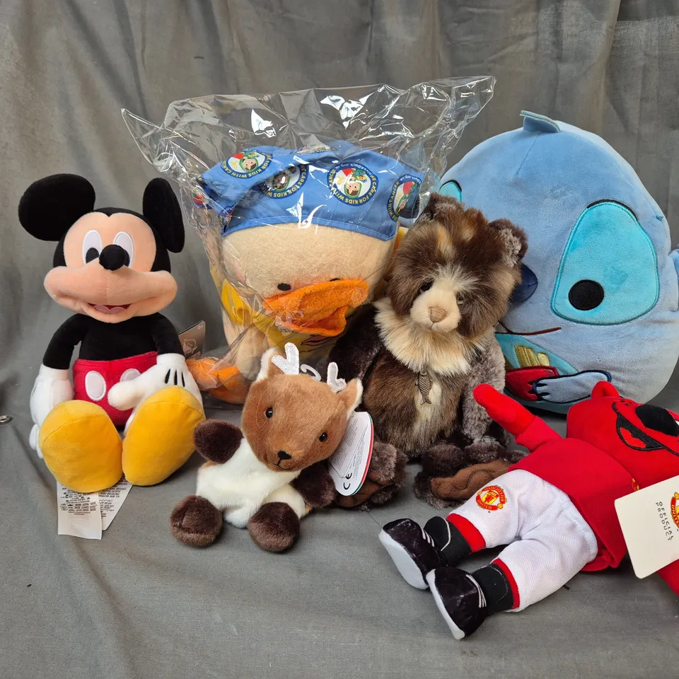 APPROXIMATELY 12 SOFT PLUSH TOYS TO INCLUDE MICKEY MOUSE, FRED THE RED, PALM PALS DASH REINDEER