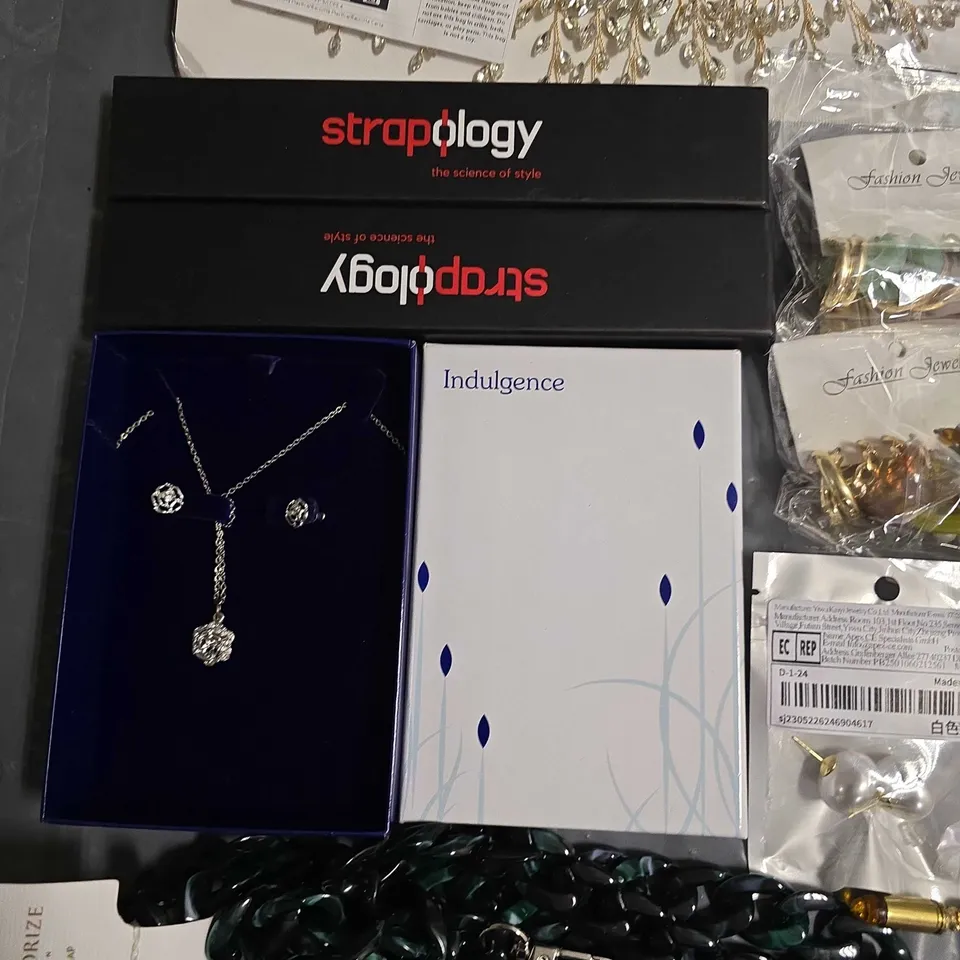 LOT OF ASSORTED JEWELLERY ITEMS TO INCLUDE NECKLACES, EARRINGS AND SMART WATCH