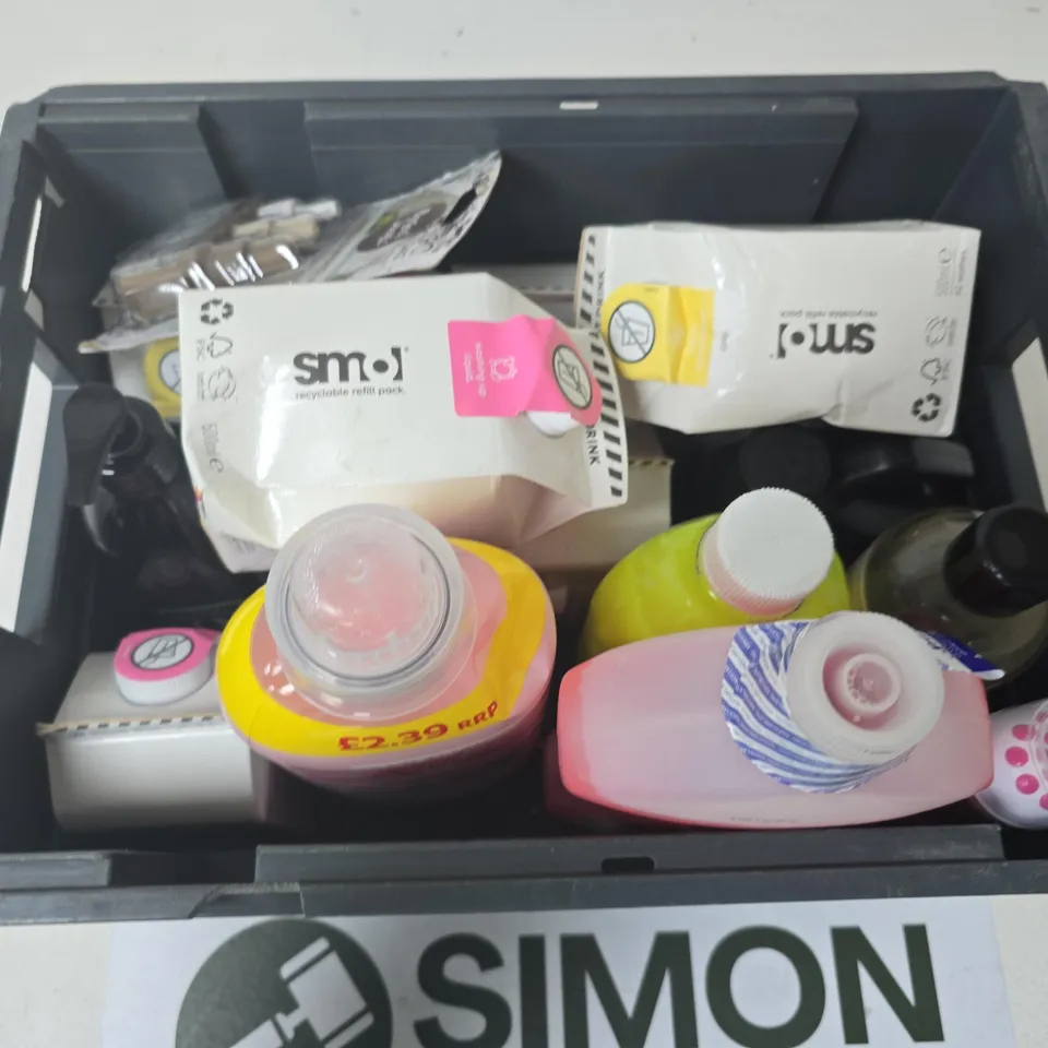 APPROXIMATELY 15 ASSORTED HOUSEHOLD LIQUID PRODUCTS TO INCLUDE CIF FLOOR CLEANER, SMOL WASHING UP LIQUID, EVER BUILD SUGAR SOAP LIQUID, ETC