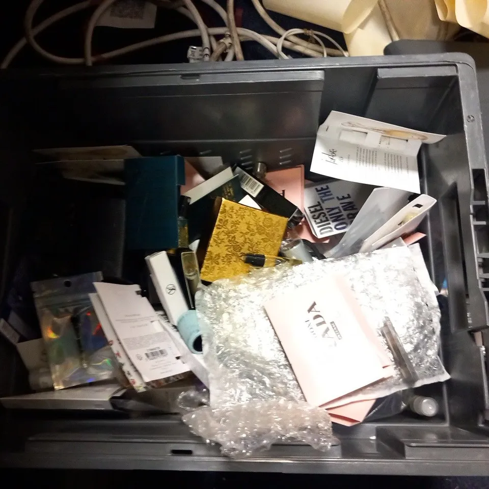 LARGE QUANTITY OF ASSORTED TESTER AND SAMPLE FRAGRANCES TO INCLUDE; PRADA, LANCOME, VIKTOR AND ROLF, MARC JACOBS, TOM FORD