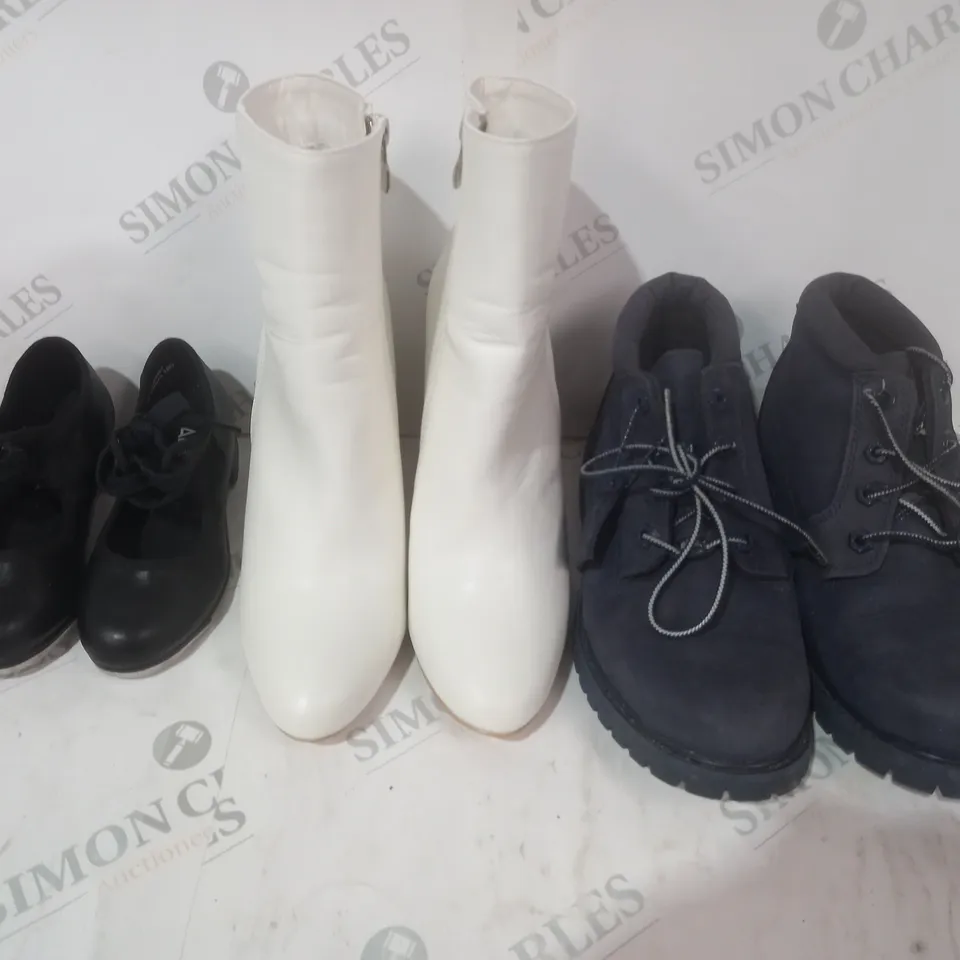 BOX OF APPROXIMATELY 10 ASSORTED PAIRS OF SHOES AND FOOTWEAR ITEMS IN VARIOUS STYLES AND SIZES TO INCLUDE TIMBERLAND, PRETTY LITTLE THING, ALEGRA, ETC