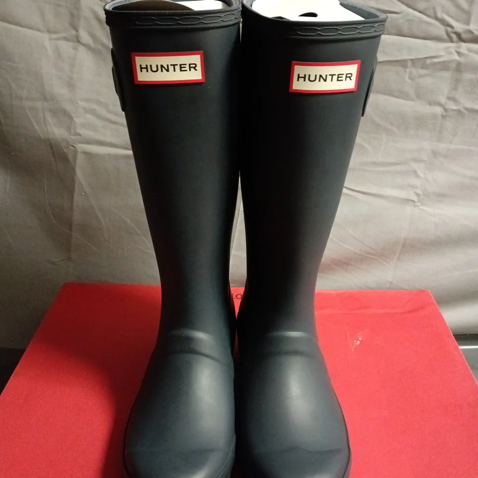 BOXED PAIR OF HUNTER WELLINGTON BOOTS – UK SIZE J3