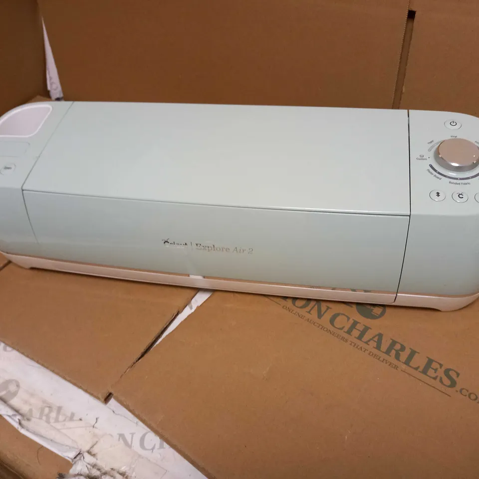 CRICUT EXPLORE AIR 2 CUTTING MACHINE