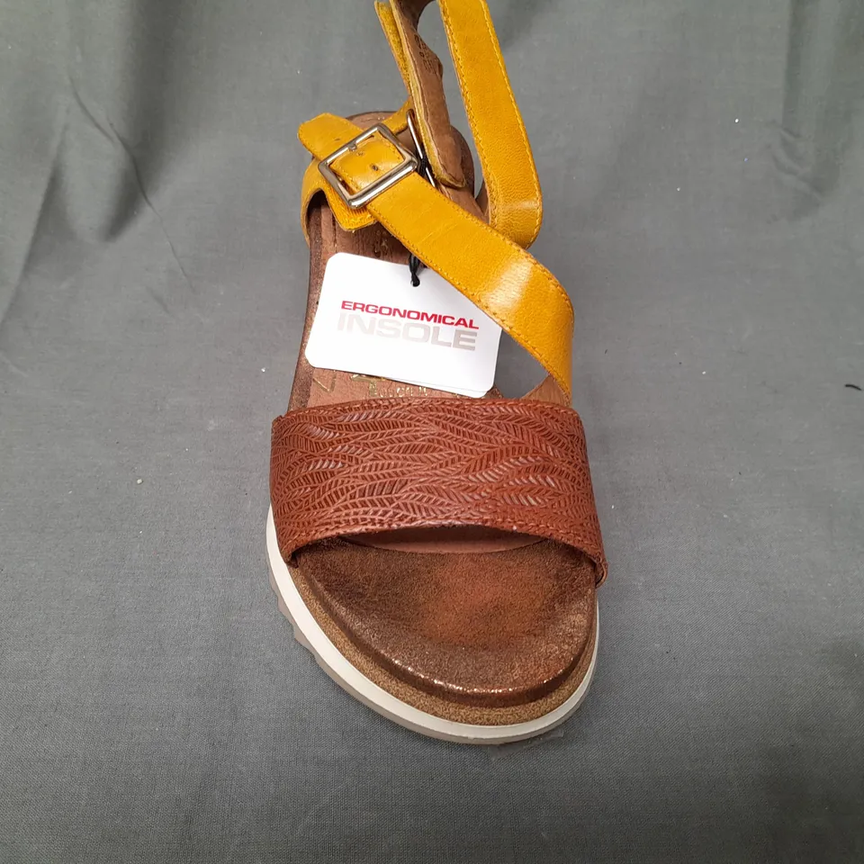 BOXED PAIR OF TAMARIS OPEN TOE WEDGE SANDALS IN BROWN/MUSTARD EU SIZE 37