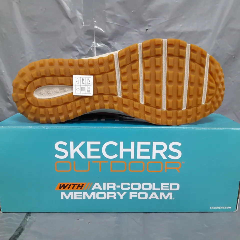 BOXED PAIR OF SKECHERS OUTDOOR MEMORY FOAM TRAINERS IN MAUVE SIZE 7