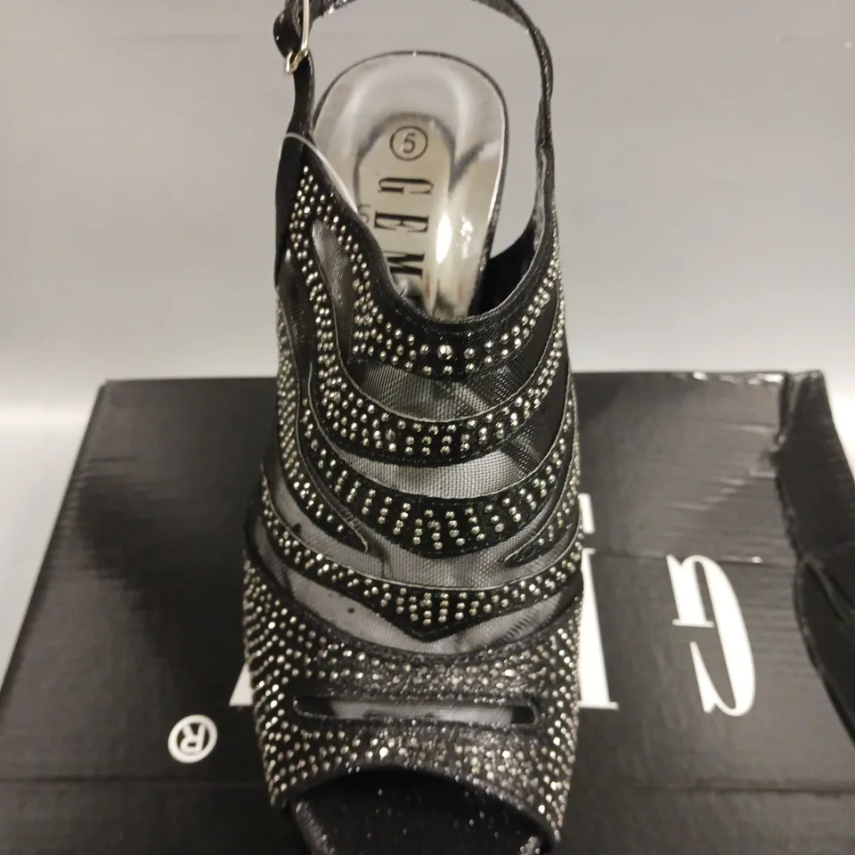 LOT OF 12 BOXED PAIRS OF GEMZ HEELED SHOES IN BLACK - VARIOUS SIZES 3/4/5/6/7/8