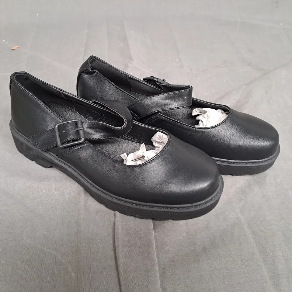 BOX OF APPROXIMATLY 10 BLACK LILLEY SHOE IN VARIOUS SIZES 