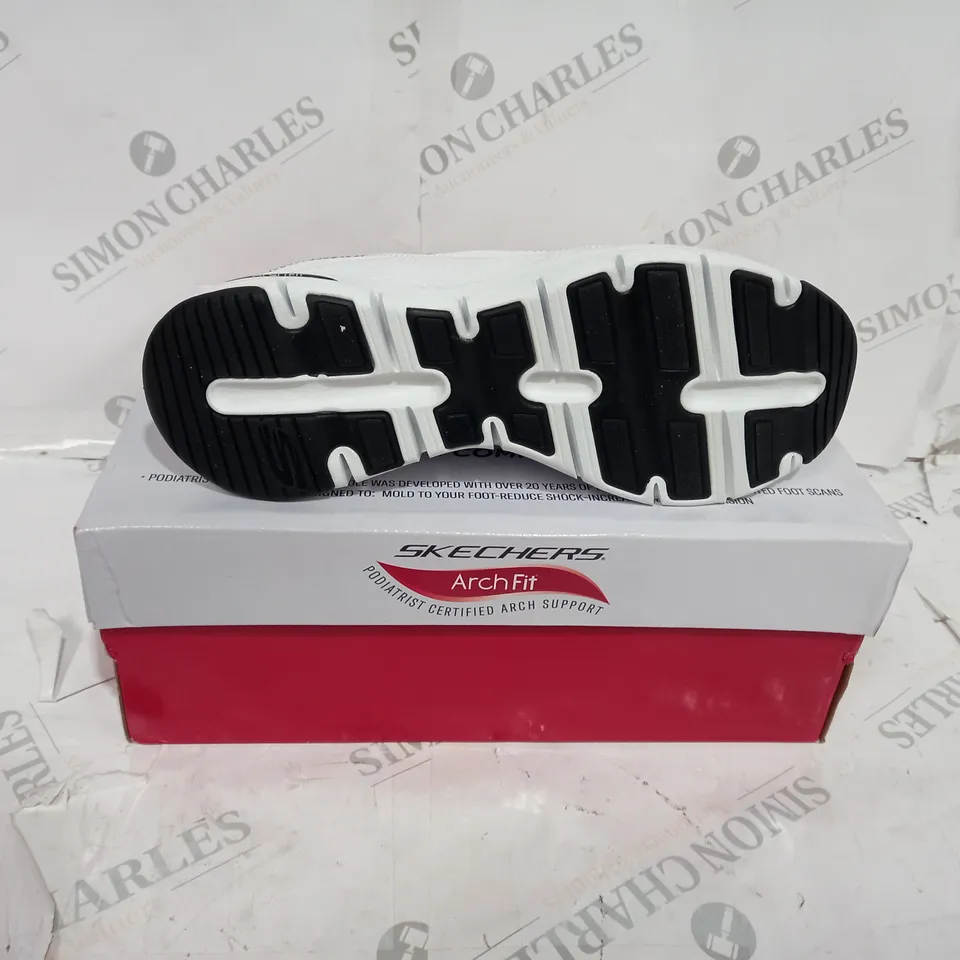 BOXED SKECHERS WHITE TRAINERS SIZE 7