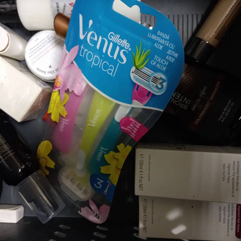 LOT OF APPROXIMATELY 20 HEALTH & BEAUTY ITEMS, TO INCLUDE BATH BOMS, FRAGRANCE OILS, CERAVE, ETC