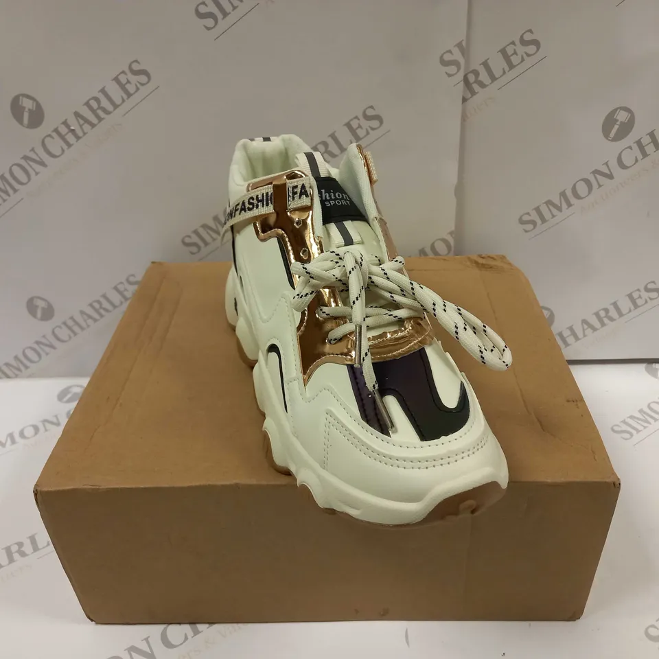 BOXED PAIR OF TRAINERS UK SIZE 7