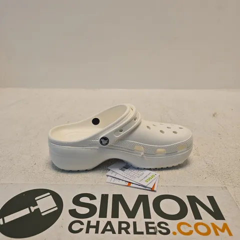 CROCS CLASSIC PLATFORM CLOG – WHITE, UK 8 (US 10, EU 41-42)