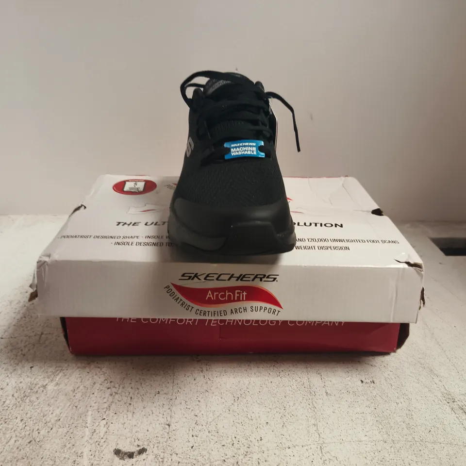 BOXED PAIR OF SKECHERS ARCH-FIT TRAINERS IN BLACK SIZE UK 7.5