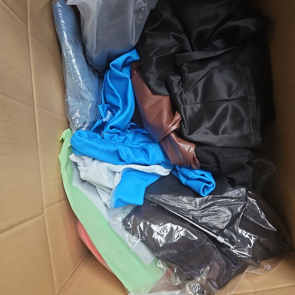 BOX OF APPROXIMATELY 20 ASSORTED CLOTHING ITEMS TO INCLUDE JUMPER, TOPS, TROUSERS, ETC