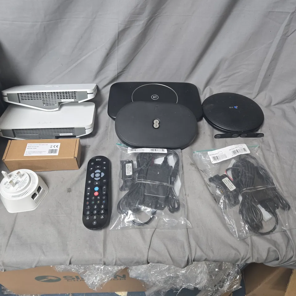 APPROXIMATELY 10 ELECTRICAL ITEMS TO INCLUDE WIFI ROUTERS AND ASSORTED CABLES