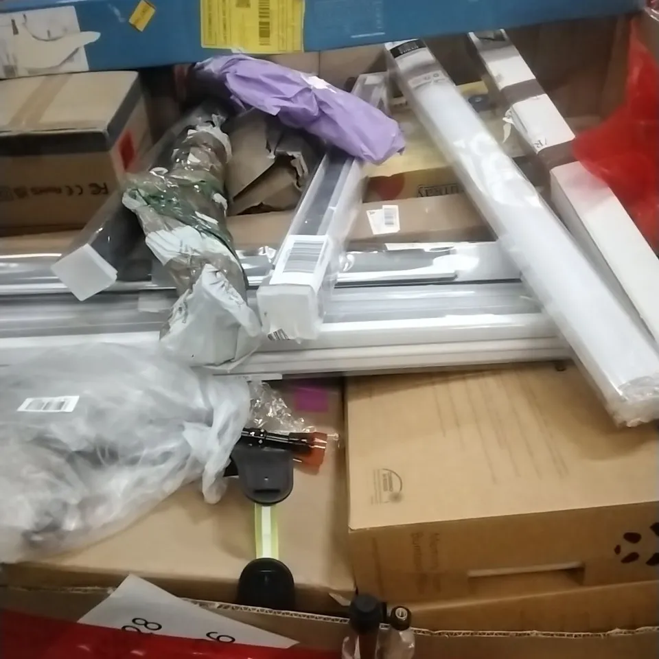 PALLET OF ASSORTED HOUSEHOLD GOODS AND PRODUCTS TO INCLUDE; POOL CUE, MEMORY FOAM PILLOWS, BLINDS, BOXED FURNITURE ETC