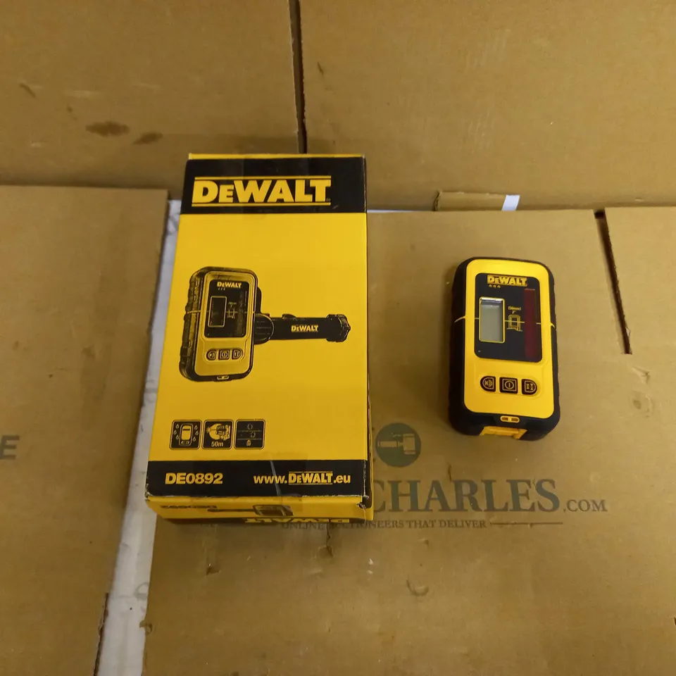 DEWALT DIGITAL LASER DETECTOR WITH 50M RANGE