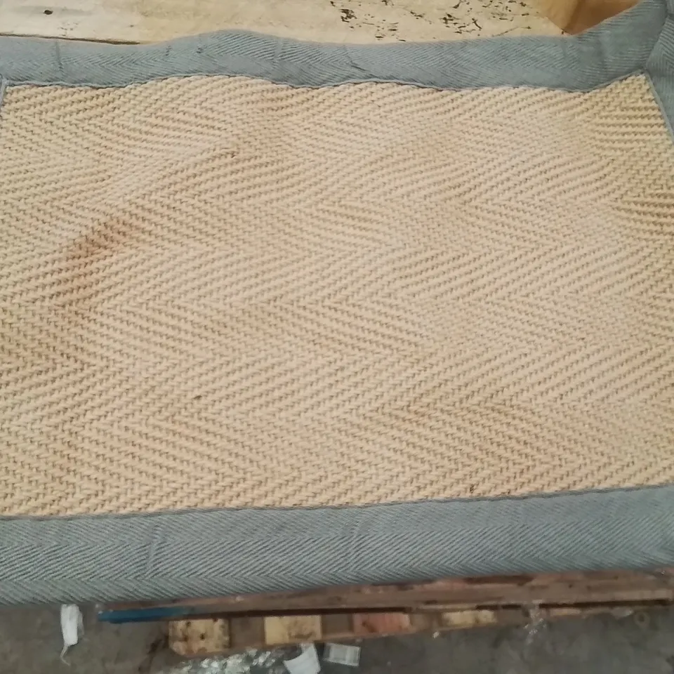 QUALITY DESIGNER AREA RUG - APPROXIMATELY 60X40CM