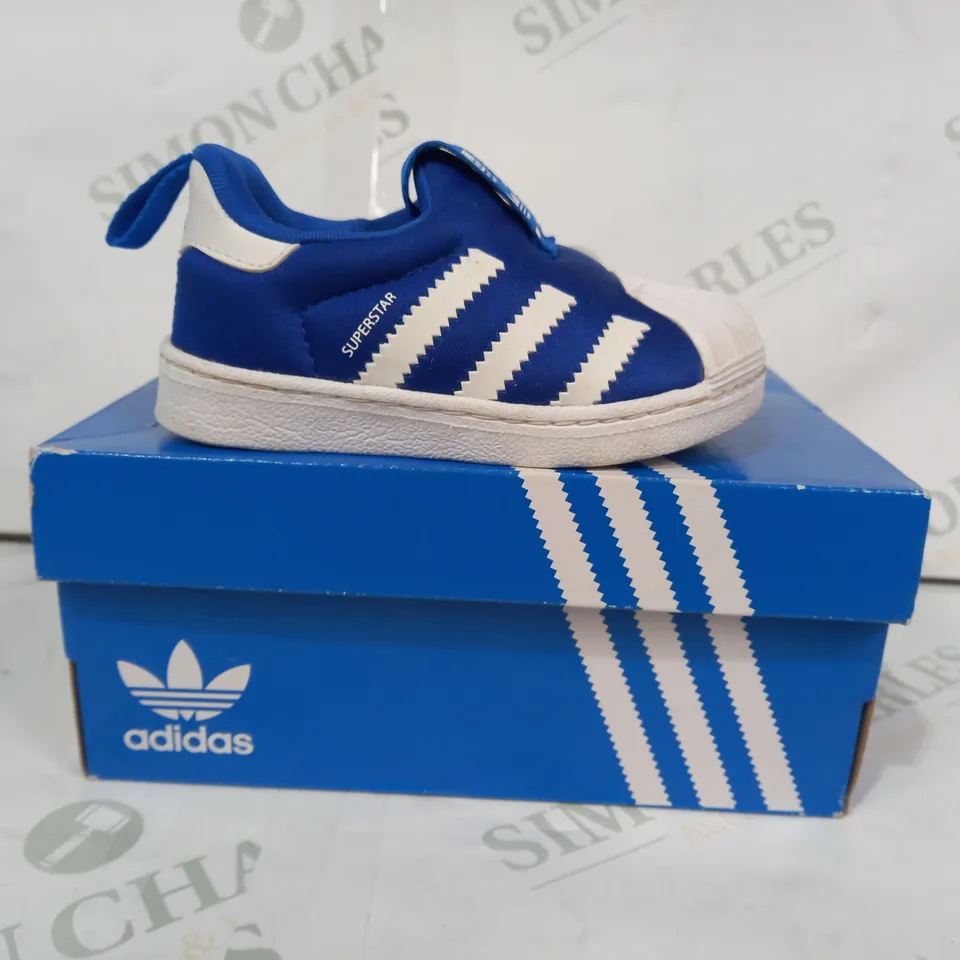 BOXED PAIR OF ADIDAS SUPERSTAR KIDS SHOES IN BLUE/WHITE UK SIZE 4