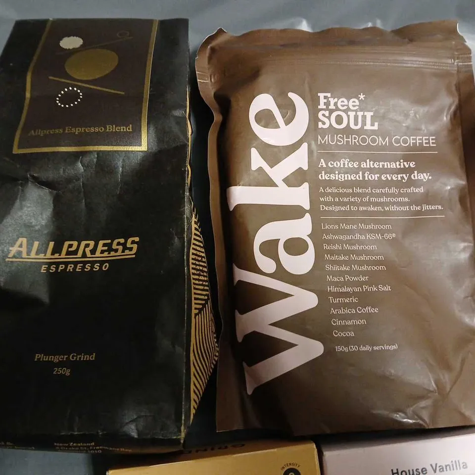 LOT OF 8 ASSORTED PACKETS OF COFFEE TO INCLUDE 1KG DGC GROUND UGANDA, LAVAZZA AND GRIND PODS