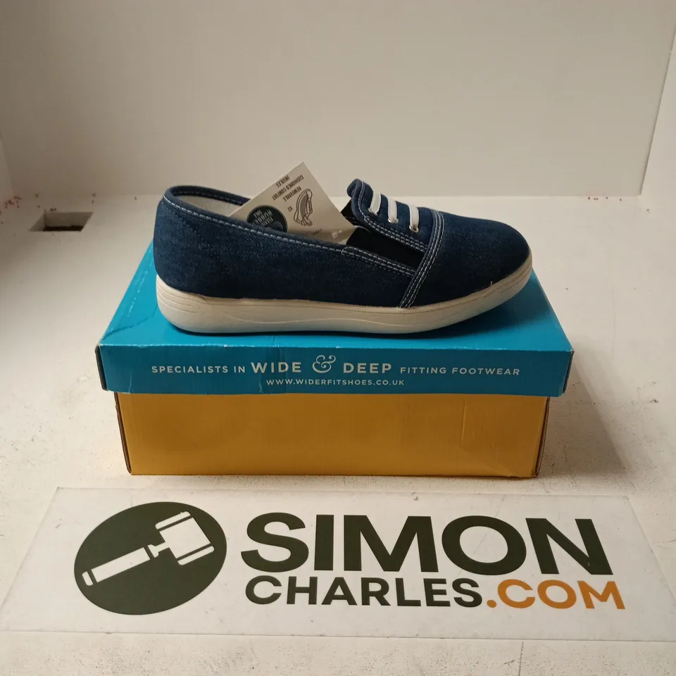 BOXED PAIR OF DBSHOES COUP SHOES IN NAVY - SIZE 5