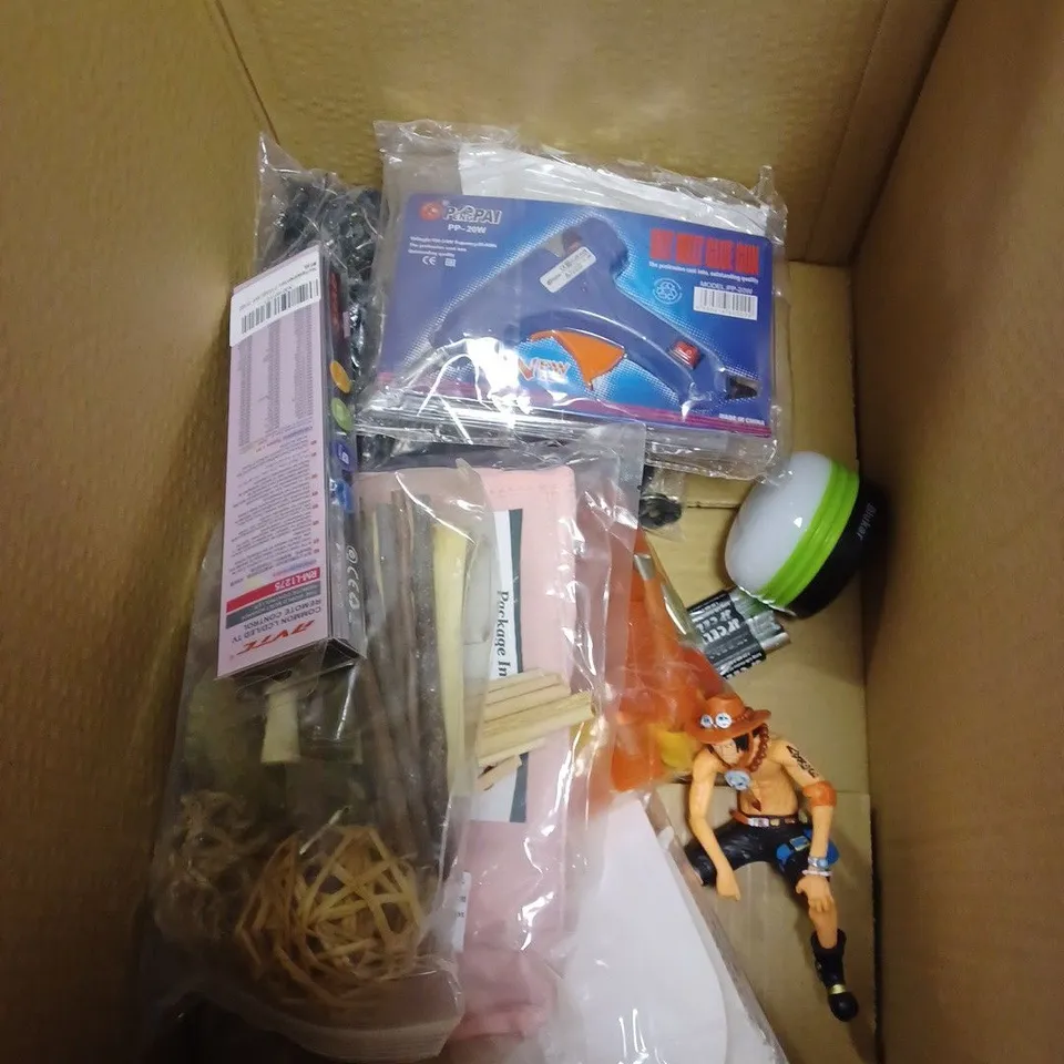 BOX OF APPROXIMATELY 5 ASSORTED ITEMS TO INCLUDE GLUE GUN, DOG TOYS, PAINT BRUSHES ETC